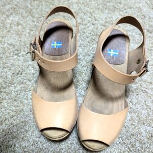 Super cute tan clogs! This color is so cute and goes with everything.